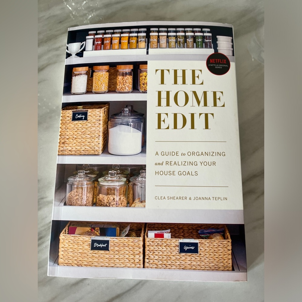 THE HOME EDIT Book (INCLUDES LABELS)